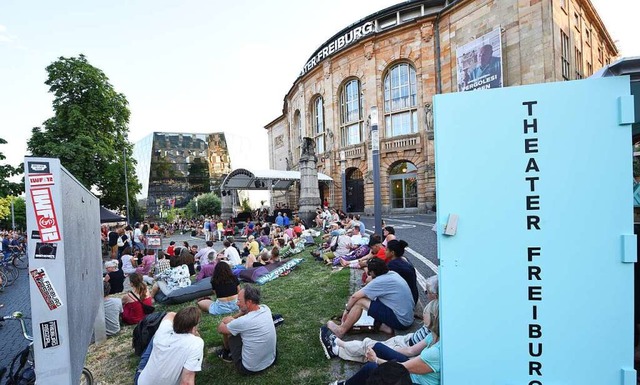Mitten in der Stadt: die Summer Stage vor dem Freiburger Theater.  | Foto: Rita Eggstein