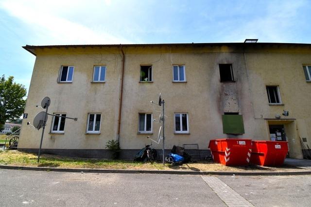 Feuerwehr löscht Brand in Breisacher Obdachlosenunterkunft – ein Verletzter