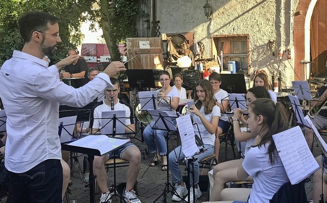 Udo Schmitz dirigiert Jungmusiker aus Tannenkirch und Efringen-Kirchen.  | Foto: Jutta Schtz