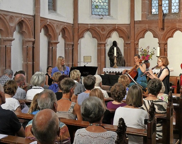 Sonja Kanno-Landolls, Katrin Ziegler u... der gut besetzten Tennenbach-Kapelle.  | Foto: Sylvia-Karina Jahn