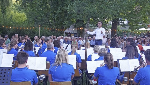 Dass es keine Bhne gab, trbte das Kl...ler bei ihrem Sommerkonzert gro auf.   | Foto: Ilona Hge