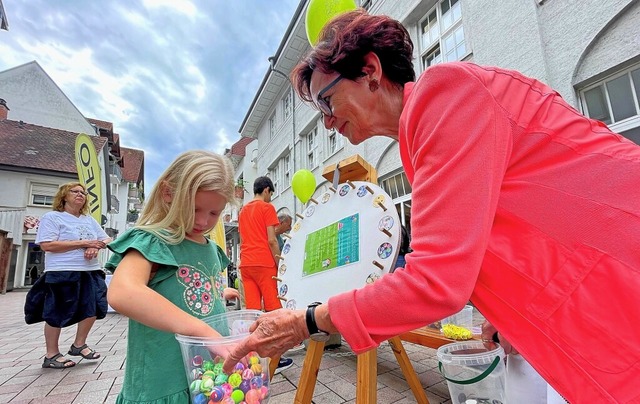 Die Stadtbibliothek feierte mit Besuchern in der Kirchstrae.  | Foto: Barbara Ruda