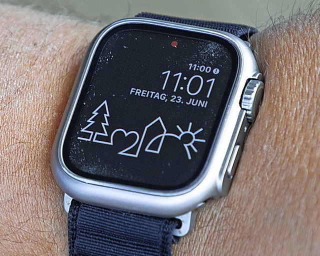 Brgermeister Mathis hat das Biederbach-Logo auf der Smartwatch.  | Foto: Patrik Mller