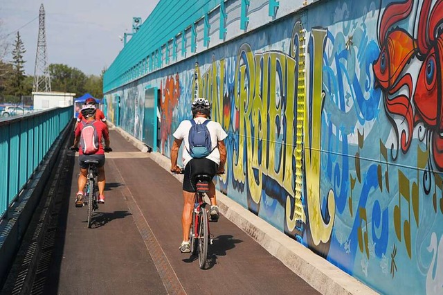 Erste Radfahrer auf dem neuen grenzberschreitenden Weg ber den Rhein.  | Foto: Reinhold John