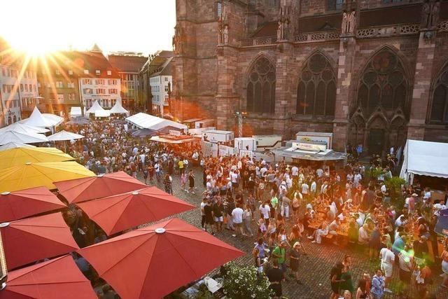 Freiburger Weinfest lockt am Hitze-Wochenende Zehntausende auf den Mnsterplatz