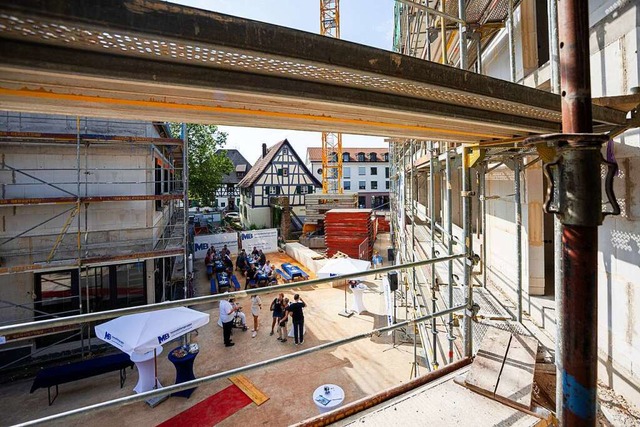 Beim Blick vom Neubau  in den Innenhof fallen das Englerbeek Huus und Rle auf.  | Foto: Hubert Gemmert