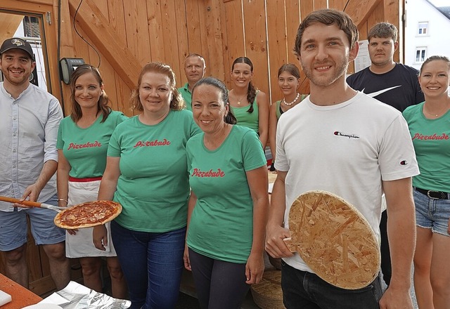 Trotz Arbeit herrschte beste Stimmung in der Pizzabude.  | Foto: Peter Schtz