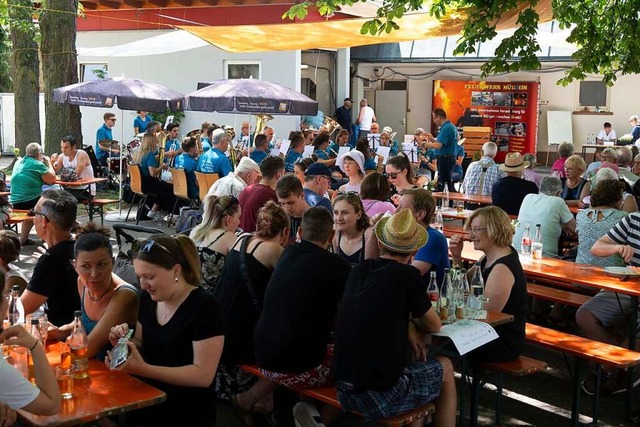 Hock zum Hgelheimer Feuerwehrjubilum... Schatten der Bume bestens verweilen.  | Foto: Volker Mnch