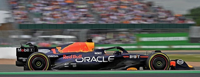 Nicht zu bremsen: Max Verstappen fhrt in Silverstone erneut dem Sieg entgegen.  | Foto: ANDREJ ISAKOVIC (AFP)