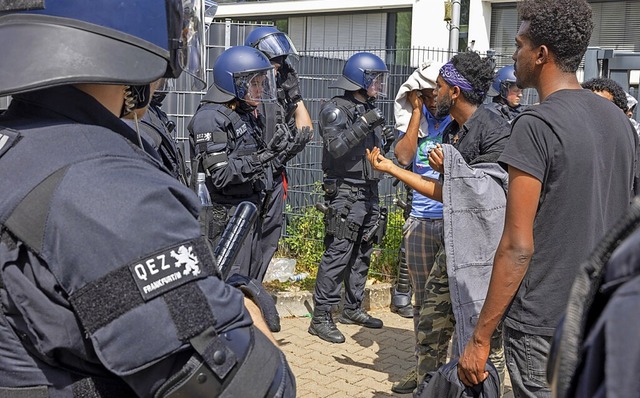 Polizisten versuchen, das Festival vor Eindringlingen zu schtzen.  | Foto: Helmut Fricke (dpa)