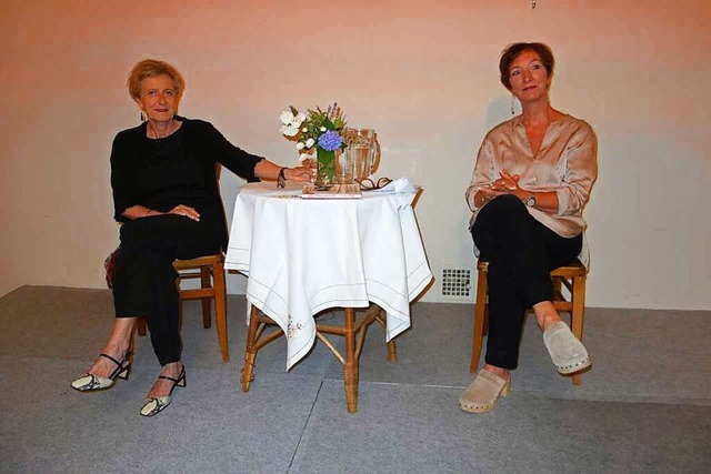 Regine Mahrer Susanne Kita (rechts) bei der Lesung.  | Foto: Gudrun Gehr