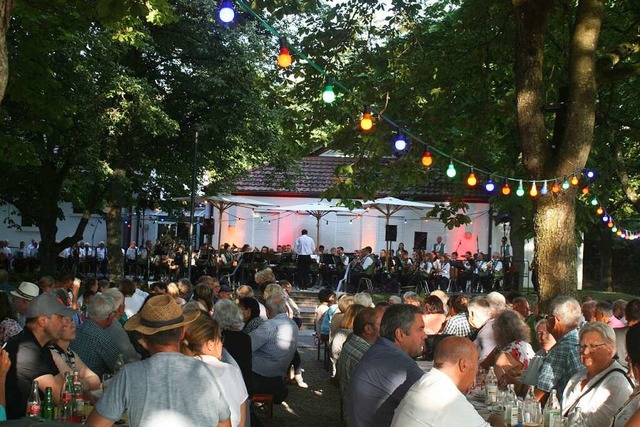 Hunderte Besucher feierten mit der Stadtmusik im Wuhrlochpark.  | Foto: Ines Bode