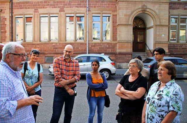 Historischer Seniorenspaziergang mit H...hule, seinem  ehemaligen Arbeitsplatz.  | Foto: Rolf Reimann