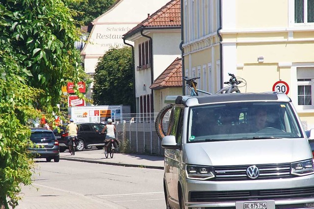 Die Offenburger Strae bleibt ein Prob...und bevorzugen stattdessen den Gehweg.  | Foto: Ilona Hge