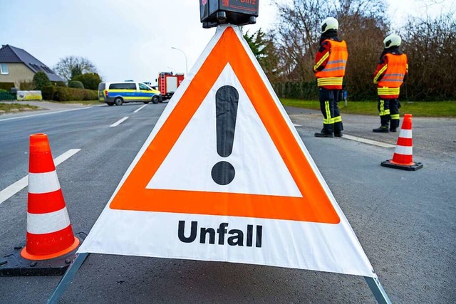 Die Landesstrae 110 ist auf dem Strei...en eines Unfall gesperrt (Symbolfoto).  | Foto: Stefan Sauer (dpa)