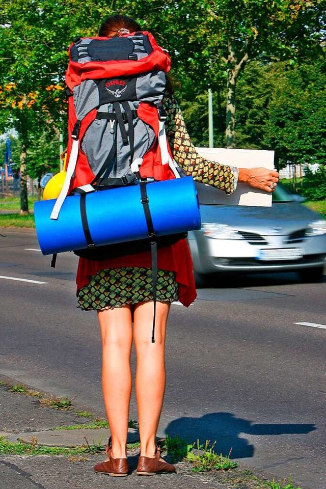 Mit Pack und Sack und Reiseschild: Tra...ken ermglicht, den Verkehr entlasten.  | Foto: Z5456 Arno Burgi