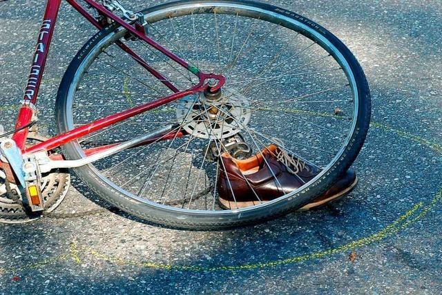 Zwei Radler stoen in Freiburg-Oberau zusammen – 56-Jhriger verletzt