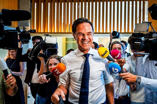 Der Niederlndische Premierminister Ma...erfgung stehen, sagte er in Den Haag.  | Foto: REMKO DE WAAL (AFP)