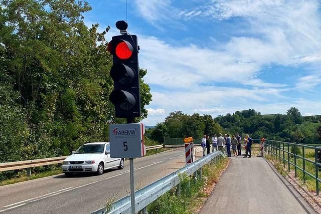Die umstrittene Radfahrampel auf der Bahnbrücke in Lahr-Hugsweier wird wieder abgebaut