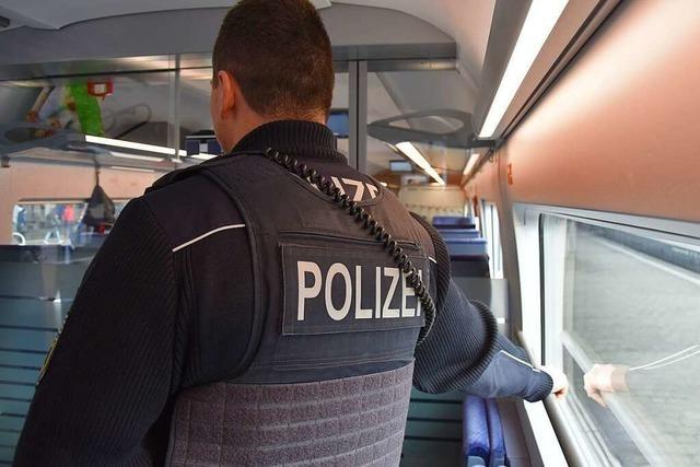 Psychisch kranker Mann greift Bundespolizisten im Zug in Efringen-Kirchen an