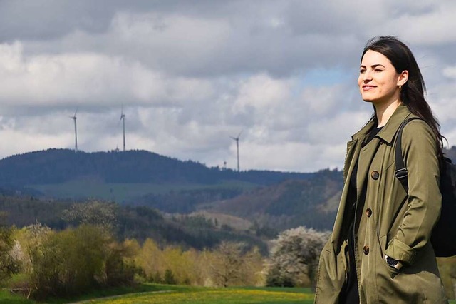 Samira Bhmisch hat die Energiewende f...Im Hintergrund Windrder bei Gersbach.  | Foto: Nicolai Kapitz