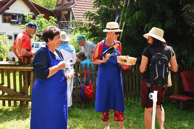 Zum Auftakt wurde  am  Skimuseum  in Hinterzarten Sekt ausgeschenkt.  | Foto: Thomas Biniossek