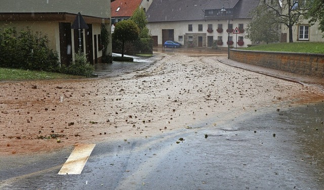 Eine Schmutz- und Gerllfracht zog sic... (rechts) und weiter zum Haus Kramer.   | Foto: Martin Blum