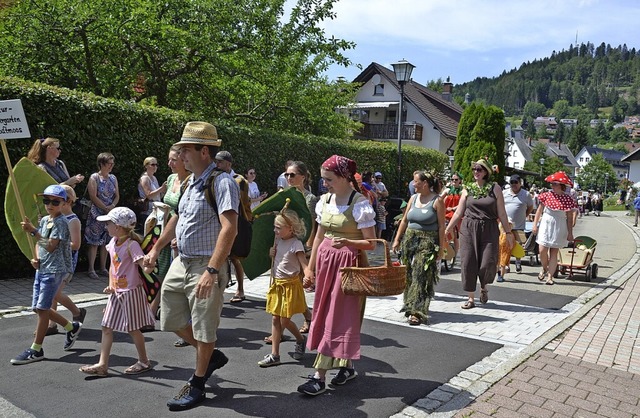 Gro und Klein machten mit beim Umzug am Sonntag.  | Foto: Christiane Sahli