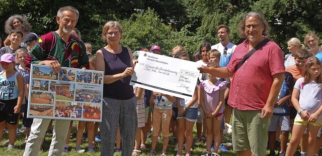 Spendenbergabe aus dem Sponsorenlauf ... links), Sigrid Senger und Jrg Mauch.  | Foto: Petra Wunderle