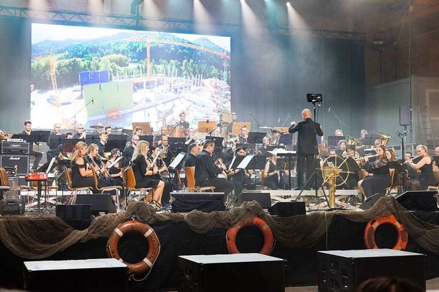 Die Stadtmusik Waldkirch begeisterte i...Burger GmbH &#8211; rund 800 Besucher.  | Foto: Gabriele Zahn