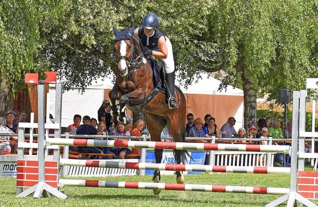 Szene vom Reitturnier in Bahlingen: Ei...in bei der Stilspringprfung KIasse A.  | Foto: Roland Vitt