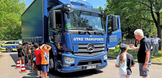 In der Nhe eines Lastwagens lauern verschiedene Gefahren.  | Foto: Reinhold Utke