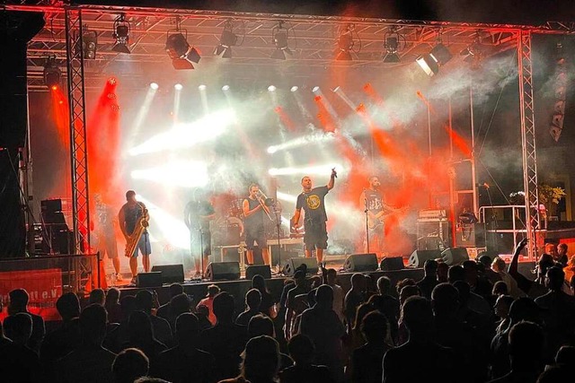 Die Band No Authority  hatte am Samsta...belten  Auftritt auf dem Rathausplatz.  | Foto: Mark Alexander