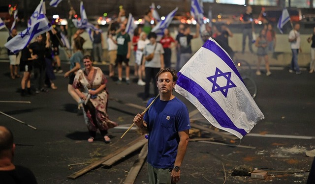 Proteste gegen die Justizreform: Demon...ieren die Ayalon-Autobahn in Tel Aviv.  | Foto: Ilia Yefimovich (dpa)