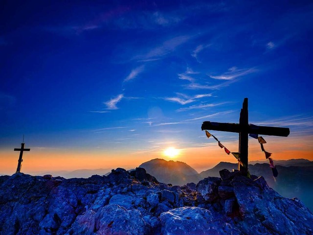 Symbole mit mehrfacher Bedeutung: Gipf... rechte ist mit Gebetsfahnen verziert.  | Foto: IMAGO/imageBROKER/Herbert Berger