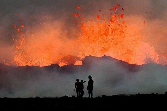 Fotos: Aus einem Vulkan auf Island sprudelt Lava