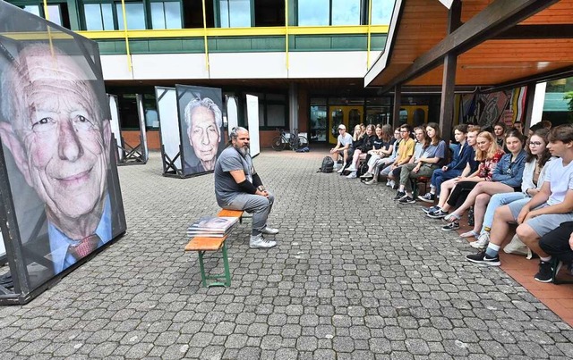 Beim Schulhofgesprch tauschte sich Fo...GHSE gezeigt wurden, mit Schlern aus.  | Foto: Markus Zimmermann