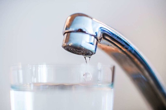 Das Wasser aus dem Hahn kann Schwimmba...len es auf jeden Fall weiter abkochen.  | Foto: Lino Mirgeler (dpa)