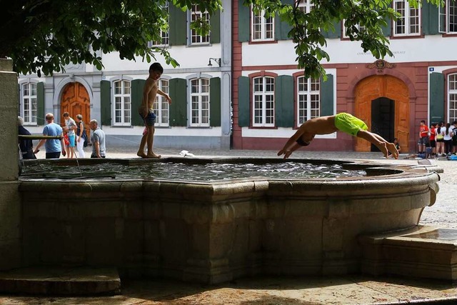 Plantschen vor historischer Kulisse: Brunnen auf dem Mnsterplatz  | Foto: Joshua Kocher