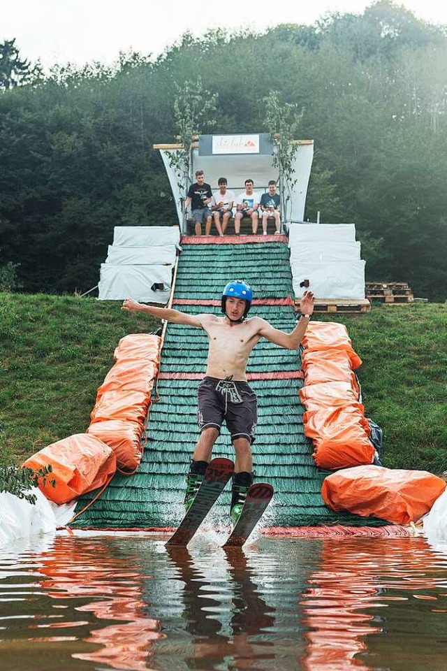 Beim zweiten Waterslide Contest sucht ...ekleideten und mutigsten Skispringern.  | Foto: Privat