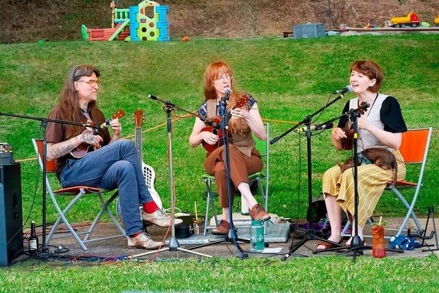 Die Moonberries liefern im Kappler Schwimmbad ein tolles Konzert ab