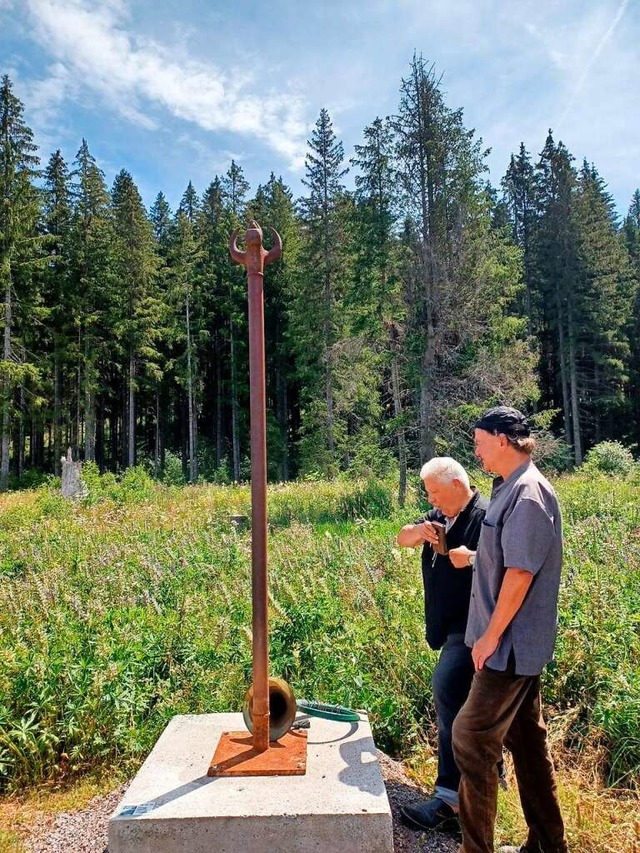 Der Freiburger Knstler Jrg Siegele (...eg in Falkau ausgestellten Kunstwerke.  | Foto: Lucia Rseler