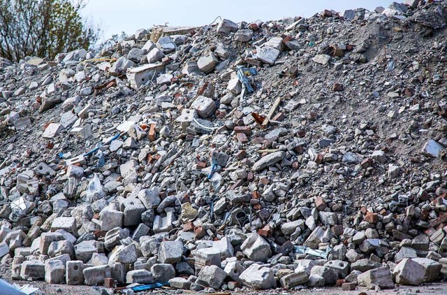 Auf der Deponie Scheinberg wurde deutl...nd Erdaushub angeliefert (Symbolbild).  | Foto: Jens Bttner