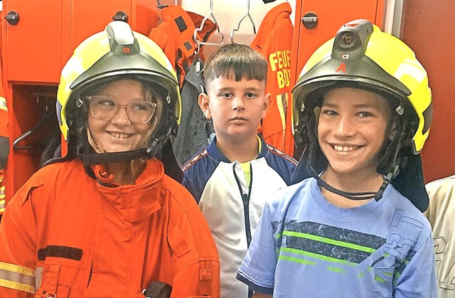 Ganz schn schwer ist so ein Feuerwehrhelm auf dem Kopf.  | Foto: Selina Schneider