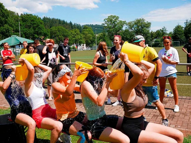 Gar nicht einfach - Wassertransport mit verbundenen Augen.  | Foto: Eva Korinth