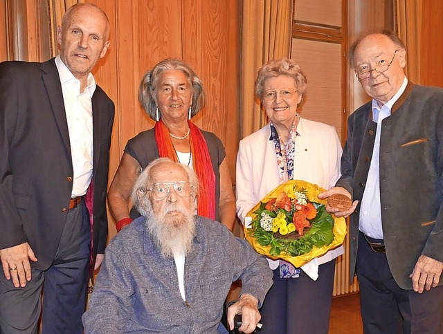 Manfred Lange (rechts) erhielt die Ver... Gutmann, der die Medaille gestaltete.  | Foto: Frank Schoch