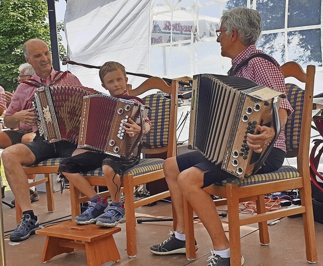 Fabian ist der jngste Musikant an die...artin Simon und seiner Oma Elisabeth.   | Foto: Sonja Niederer