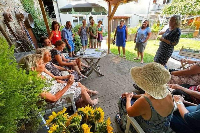 Fhrung durch den Adlergarten: Pflege-...rechts) informierten ber ihre Arbeit.  | Foto: Mario Schneberg