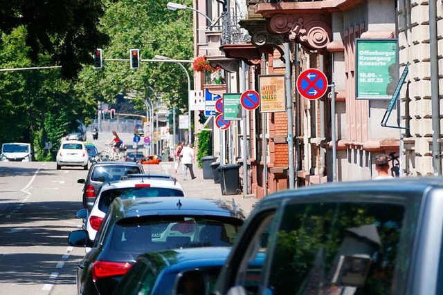 Mastrahmen werben entlang der Wilhelms...fr lngst vergangene Veranstaltungen.  | Foto: Hubert Rderer