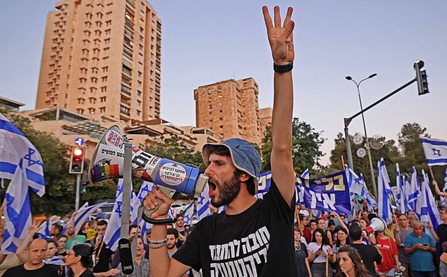 Demonstranten protestieren auf den Straen Jerusalems.  | Foto: HAZEM BADER (AFP)